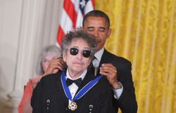 Le Président Barack Obama décorant Bob Dylan de la presidential medal of freedom