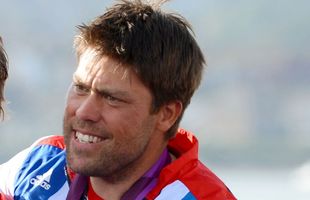Le marin décédé est Andrew Simpson, double médaillé olympique