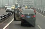 Photo: il roule à toute vitesse HORS de sa voiture
