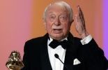 Maurice Chevit, recevant le Molière du meilleur comédien dans un second rôle en 2005