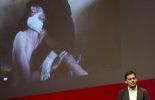 Le photographe free lance espagnol Samuel Aranda devant une projection de la photo qui lui a permis de remporter le prix World Press Photo