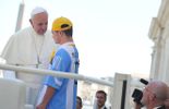 123 Le pape embarque un jeune supporter de Messi sur sa jeep blanche