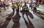 Montréal: les étudiants manifestent la nuit sans autorisation, la police matraque