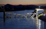 123 Etats-Unis: voitures et personnes dans l'eau après la rupture d'un pont