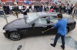123 Un client insatisfait détruit sa Maserati en Chine