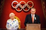 123 JO: la reine Elizabeth II face à Usain Bolt dans le stade olympique