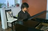 Agé de 8 ans, il joue du Bach ou du Mozart au piano