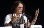 123 Johnny Depp et un homme condamné à tort, tatoués comme des frères