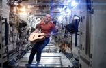 123 Le commandant de l'ISS enregistre le premier clip musical en apesanteur