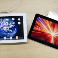 Un Galaxy Tab de Samsung à côté d'un iPad2 d'Apple