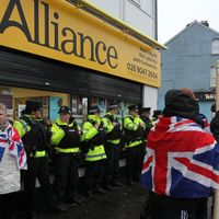 Des loyalistes manifestant à Belfast devant les forces de l'ordre le 10 janvier.