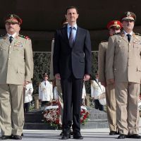 Le Président Bachar el Assad, le 6 octobre 2011, entouré par le ministre de la défense, le général Daoud Rahja, décédé ce mercredi (à droite) et par le général Fahid al-Freij, nommé nouveau ministre de la Défense ce mercredi