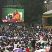La foule était nombreuse ce jeudi matin pour rencontrer le Dalai Lama