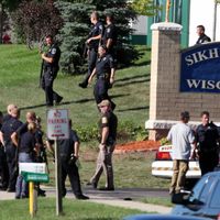 Etats-Unis: les forces de l'orde à a sortie du Temple d'Oak Creek, dimanche