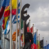 Drapeaux européens et symbole de l'euro