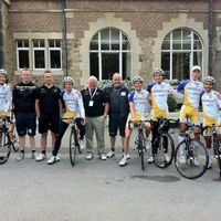 Le staff et la jeune équipe wallonne continentale IDEMASPORT BIO WANZE alignée au tour de Namur