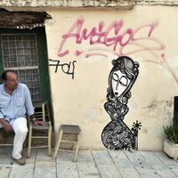 Un homme sur le pas de sa porte à Athènes