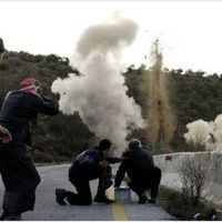 Des rebelles actionnent une bombe près d'Idleb, le 20 mars 2012