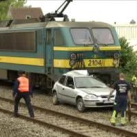 La voiture qui a été emboutie par le train