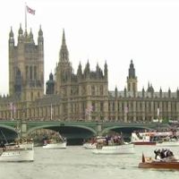 La Tamise jubille: la barge de la Reine Elizabeth II a pris la tête de la flotille 