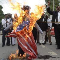 Pakistan: des manifestants brûlent un drapeau américain et des effigies de Barack Obama et du pasteur Terry Jones