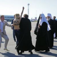 Une militante ukrainienne seins nus s'est précipitée sur le patriarche russe