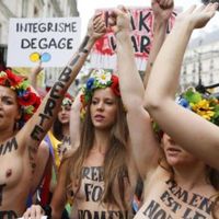 Les Femen ont manifesté dans les rues de Paris, où elles vont ouvrir un "centre d'entraînement"