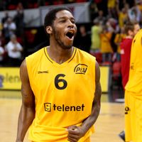 Dwight Buycks peut fêter la victoire d'Ostende qui mène 2-1 face à Charleroi en finale des Play-Offs