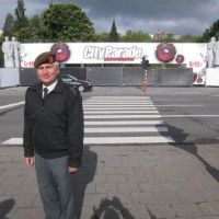 Le colonel Thierry Babette devant l'entrée contestée de la City parade