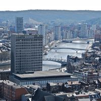 La Cité ardente traversée par la Meuse.