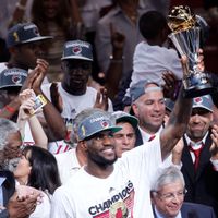 Lebron James avec le trophée de PVP de la finale NBA