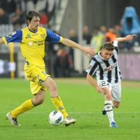 Francesco Acerbi, ici à gauche avec Emanuele Giaccherini de la Juventus, rejoint l'AC Milan