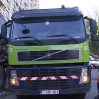 Le camion poubelle protégé par la police