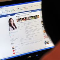 Facebook: la traque des comptes à pseudonyme se poursuit