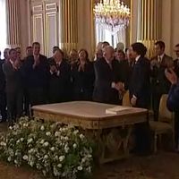 Le Roi a signé la réforme de l'Etat alors que le Vlaams Belang manifestait