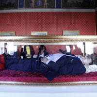 Une statue de Berlusconi sur un lit de mort en pantoufles Mickey à Rome