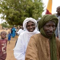 Des Touareg célébrant l'arrivée des troupes françaises à Tombouctou