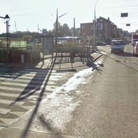 Le passage à niveau, à côté de la gare de Berchem-Sainte-Agathe.