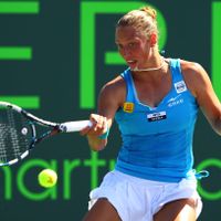 Yanina Wickmayer recule de deux places