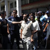 Un groupe d'immigrés retenus par la police à Athènes