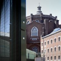 Les gardiens de prison réclament aussi des améliorations logistiques, telles que des douches et machines à laver qui fonctionnent, ainsi qu'un nombre suffisant d'assiettes et de couvertures.