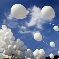 Les riverains ont procédé à un lâcher de ballons devant le monastère (illustration).