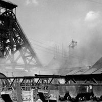 Le site du Bois du Cazier lors de l'incendie catastrophique de 1956