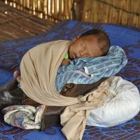 Un enfant dort dans un camp de réfugiés à 185 km au Nord de Ouagadougou