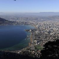Vue sur le lac et la ville d'Annecy 