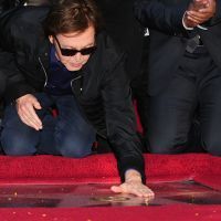 Paul Mc Cartney touche son étoile sur Hollywood boulevard