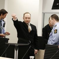 Anders Behring Breivik à son arrivée au procès ce lundi