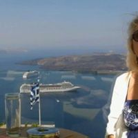 A Santorin, Françoise Fequer constate qu'il y a des hotels seulement remplis à 10 ou 20%