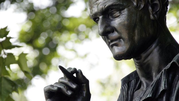 Statue de Jean-Jacques Rousseau sur l'île du même nom à Genève.